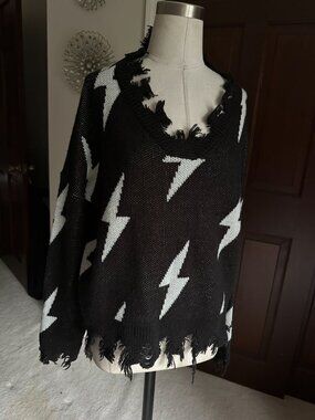 Full Circle Trends black raw edge fringed sweater with lightning bolts XL